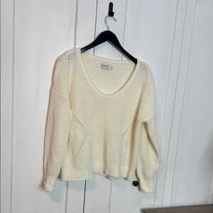 Abercrombie & Fitch Women's V-Neck Cream knit Sweater - Soft - Large